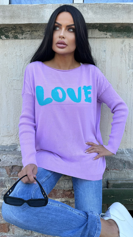 Wyrazisty sweter z napisem LOVE Lawenda