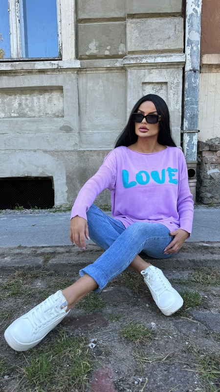 Wyrazisty sweter z napisem LOVE Lawenda
