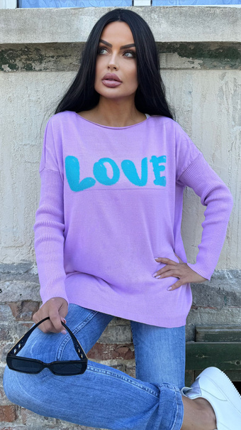 Wyrazisty sweter z napisem LOVE Lawenda